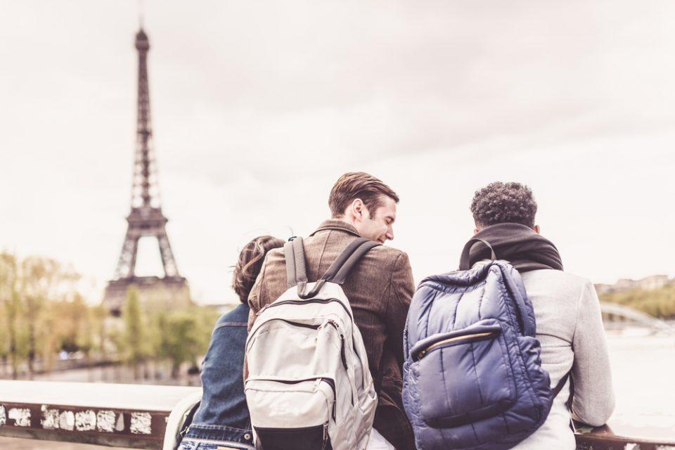 Friends france. Группа друзей в Париже. Французы дарят парки. The young man to Paris. Photo man Paris.